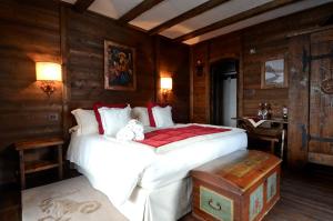萨奥兹-杜尔克斯伊尔卡普利科诺小木屋酒店的卧室配有一张白色大床和木墙