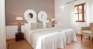 福纳卢奇萨坦克塔德福纳卢奇公寓酒店 - 仅限成人的白色卧室配有一张白色的大床和一把椅子