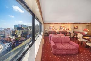 里斯本里斯波伯多禄酒店的酒店客房设有椅子和大窗户