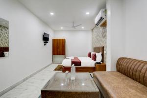 PrayagrajHotel Garden View的客厅配有床和沙发