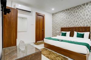 PrayagrajHotel Garden View的一间卧室,卧室内配有一张大床