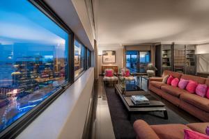 里斯本里斯波伯多禄酒店的带沙发和大窗户的客厅