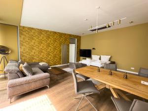 莱比锡Exklusives Leipzig City Apartment Sunrise的客厅配有沙发和桌子
