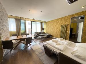 莱比锡Exklusives Leipzig City Apartment Sunrise的客房设有床、书桌和沙发。