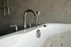 AneErve 't Hacht的白色浴缸配有水龙头和水槽