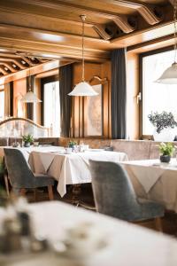 蒂鲁罗卡琳公寓式酒店的餐厅设有白色的桌椅和窗户。