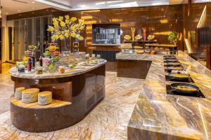 迪拜Golden Sands Boutique Hotel-Dubai Creek的在酒店享用自助餐,包括食物