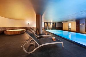 里斯本里斯波伯多禄酒店的带壁炉的游泳池