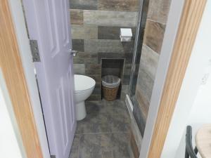 温德米尔Ellerhow的一间带卫生间的浴室和瓷砖地板。