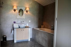 AneErve 't Hacht的浴室配有盥洗盆和浴缸。