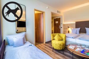 大珀斯纳拉戈维达斯托姆哈勒度假酒店的酒店客房设有两张床和一张桌子。