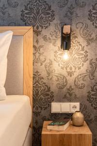 巴德米滕多夫GRIMMINGlofts的一间卧室配有一张床和一张带台灯的桌子
