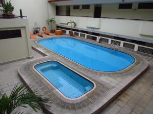 Alocassia Serviced Apartments内部或周边的泳池