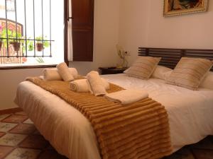 翁达拉Hotel 3* La Casona de las Flores的一张大床,上面有一条毯子