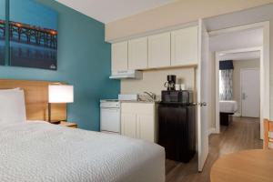 默特尔比奇默特尔比奇 - 海滨戴斯酒店的酒店客房带一张床和一个厨房