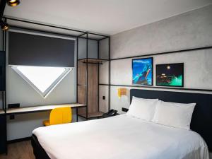 阿比让Ibis Styles Abidjan Marcory的酒店客房设有床和窗户。