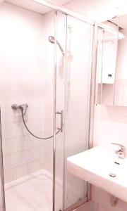 克拉根福Townhouse CityCentre的带淋浴和盥洗盆的浴室