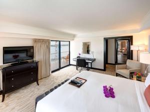 汉密尔顿汉密尔顿公主海滩俱乐部费尔蒙经营酒店的配有一张床和一台平面电视的酒店客房