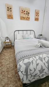 巴塞罗那Central and Basic Drassanes HOSTEL的卧室内的一张床铺,墙上有两张照片