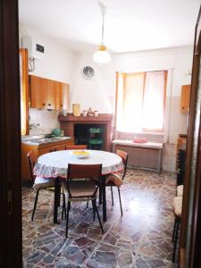 托里诺迪桑格罗vacanze al Mare appartamento in villa的一间厨房,里面配有桌椅