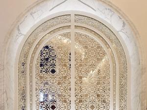 多哈Raffles Doha的建筑物内华丽的玻璃门