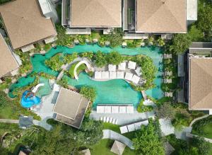 纳仲天Andaz Pattaya Jomtien Beach, a Concept by Hyatt的享有带水滑梯的游泳池的上方景色