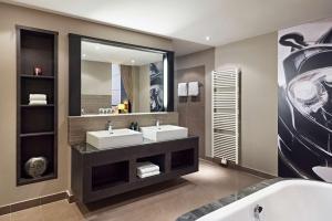 尼尔堡Lindner Hotel Nurburgring Congress, part of JdV by Hyatt的一间带两个盥洗盆和大镜子的浴室