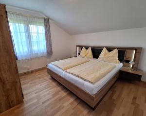格洛博明Appartement Panorama的一间卧室设有一张大床和一个窗户。