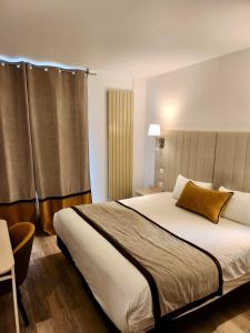 巴黎德尔比埃菲尔酒店的一间卧室设有一张大床和一个窗户。