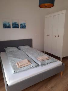 巴特拉德克斯堡Pavillon nahe Stadtzentrum的卧室里一张带两条毛巾的床