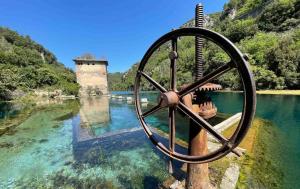 纳尔尼La Casetta del Vicolo的水体中间的大金属轮