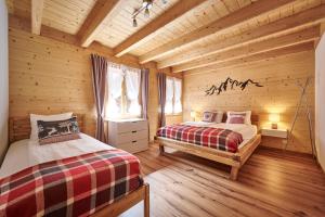 劳特布龙嫩Chalet Lauterbrunnen的小木屋内一间卧室,配有两张床