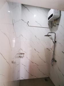 巴东LOBLUS (Low Budget Luxury Stay)的一间铺有白色大理石墙的浴室