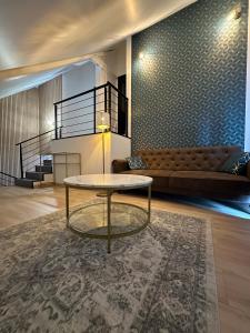 Saint-Georges-sur-BaulcheMaison design de 190m2的客厅配有桌子和沙发