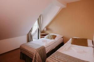 科希策波拿巴特酒店的小型客房 - 带2张床和窗户