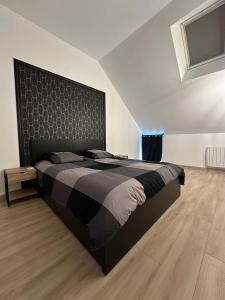 Saint-Georges-sur-BaulcheMaison design de 190m2的一间卧室配有一张大床和大床头板