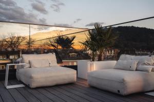 弗莱堡Historical Luxury Homes - Exclusive Selection的阳台配有两张床和一张桌子,位于甲板上