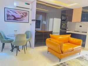 阿布贾Austra Villa Maitama Abuja的带沙发和桌子的客厅以及厨房。