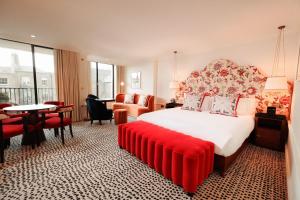 都柏林The Leinster的酒店客房,配有一张带红色毯子的床