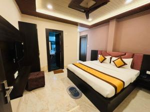 瓦拉纳西Goroomgo Hotel Imperial Varanasi - Wonderfull Stay with Family的一间卧室,卧室内配有一张大床