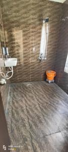 瓦拉纳西Goroomgo Hotel Imperial Varanasi - Wonderfull Stay with Family的浴室配有橙色卫生间和淋浴。