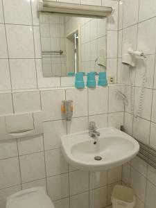 科隆CityPark Aparthotel的白色的浴室设有水槽和卫生间。