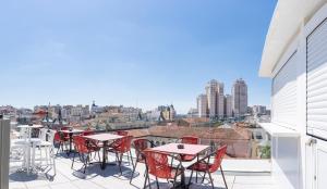 马德里Akeah Hotel Gran Vía的市景阳台配有桌椅。