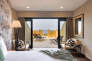 赞德沃特海滨别墅酒店的一间卧室配有一张床,享有海景