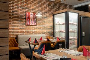 韦林格勒Santé SPA Hotel的餐厅配有桌椅和红色餐巾
