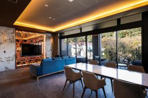 白滨FIVE SPRING RESORT THE SHIRAHAMA的客厅配有桌子和蓝色沙发