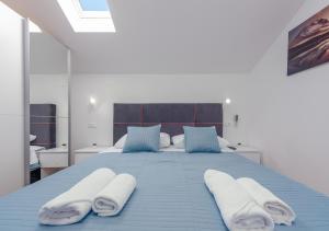 BribirVilla Izvor的一间卧室配有蓝色的床和毛巾