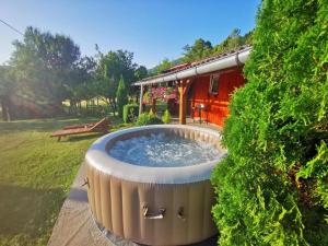 科雷尼察Holiday Home La Sierra的房屋旁花园内的热水浴池