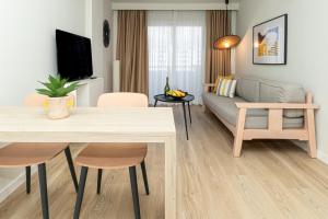 英格兰海滩Hotel LIVVO Anamar Suites的客厅配有沙发和桌子