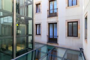 巴塞罗那滨海酒店的享有带玻璃窗的建筑的外部景色